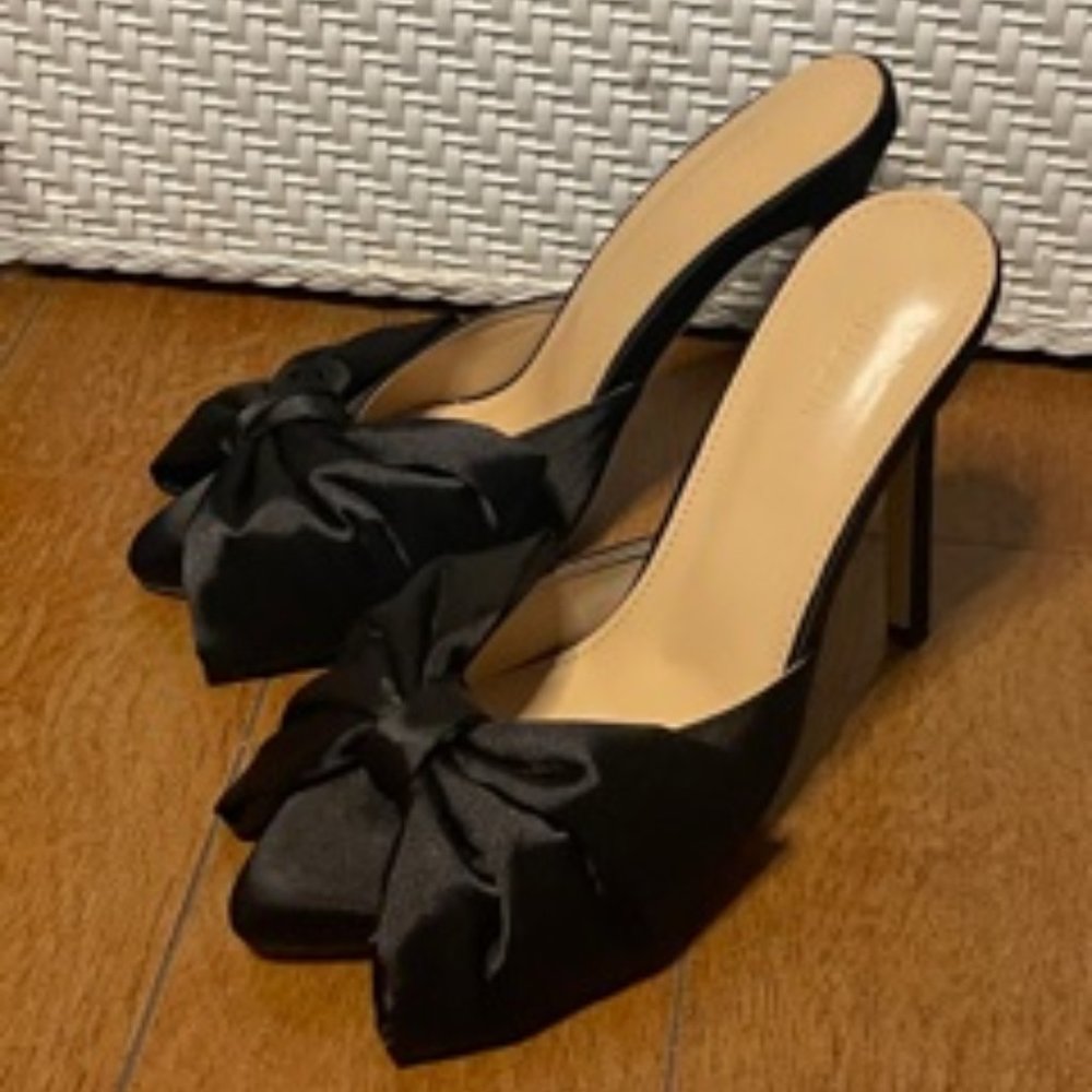 Black Bow Pump